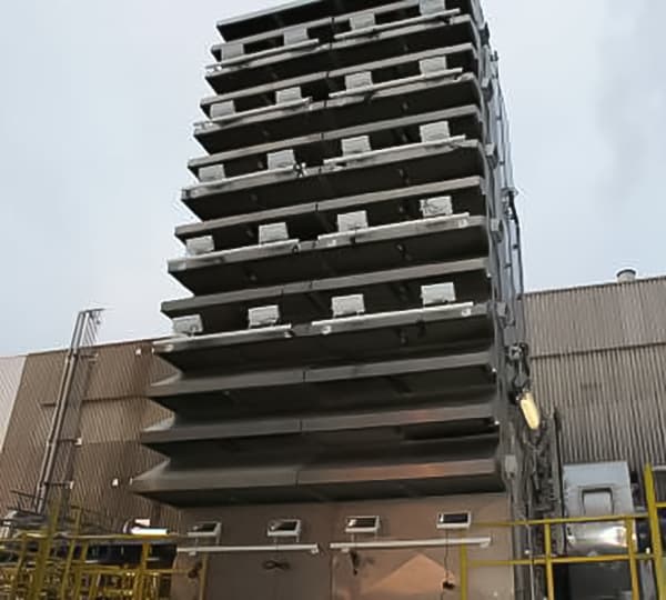 Industriële infraroodstraler in fabriekshal
